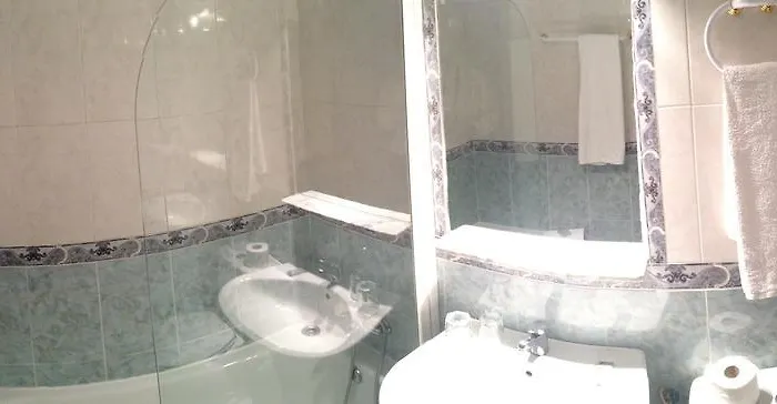 Πανσιόν La Estacion Ávila